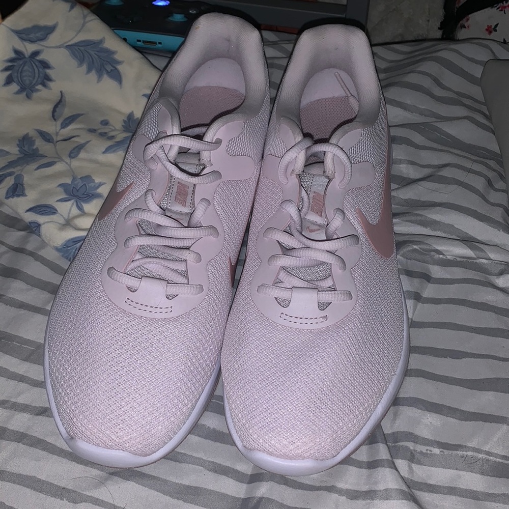 rose gold nike tennis shoes size 10